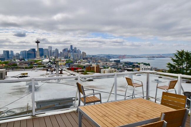 Building Photo - Spacious Queen Anne One Bedroom - Availabl...