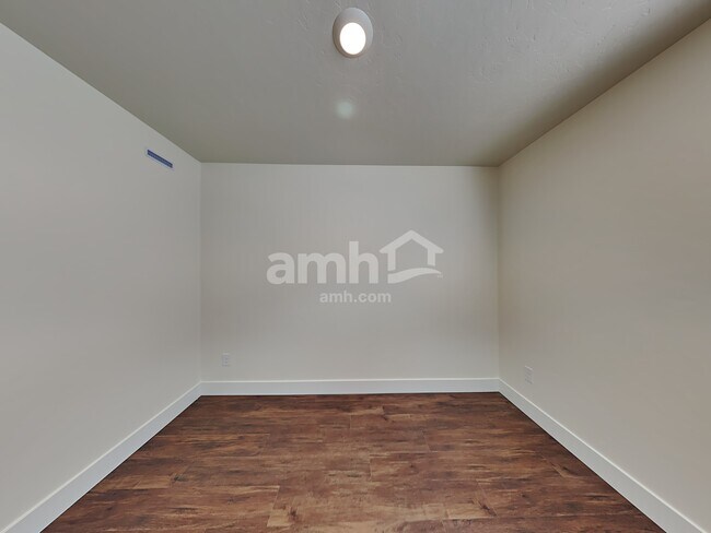 Building Photo - 1423 N Barkvine Ave