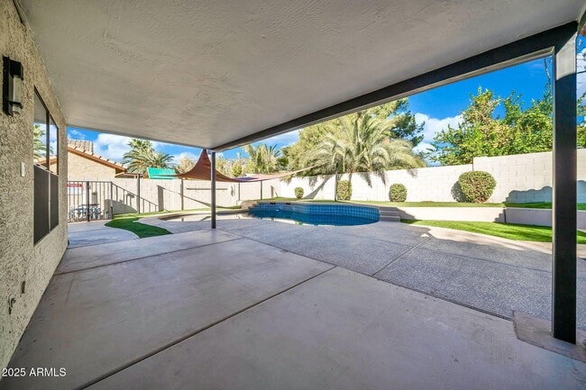 Building Photo - 5044 E Paradise Ln