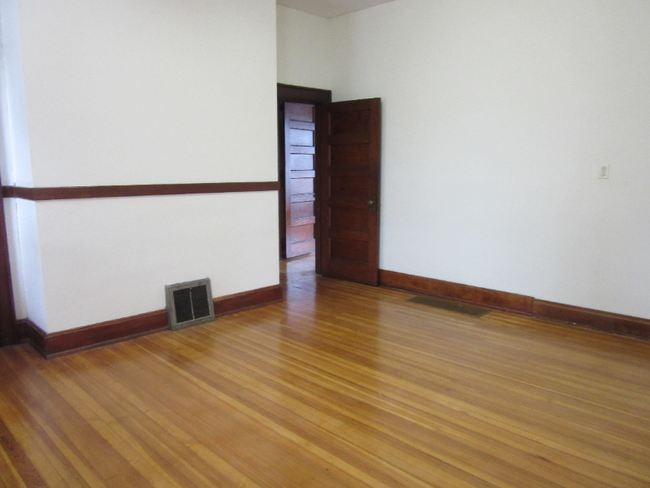 Building Photo - 702 10th Ave
