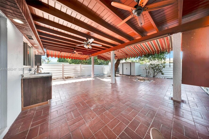 Building Photo - 7417 Twin Sabal Dr