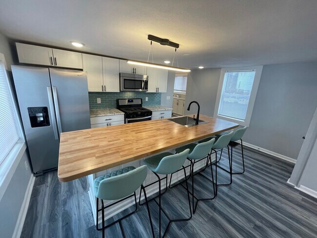 Building Photo - 627 Hawley Ave