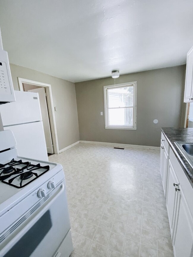 Building Photo - 2 bedroom and 1 bathroom duplex