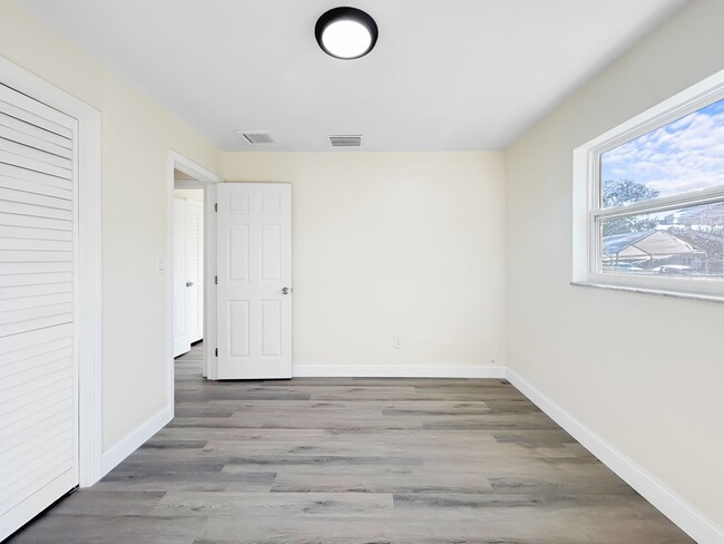 Building Photo - Beautifully Renovated 2BR/2BA with bonus room New Hurricane Windows + Backyard