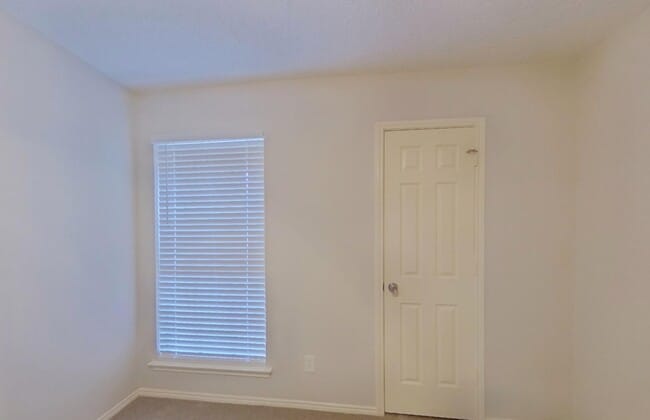 Building Photo - MOVE IN READY