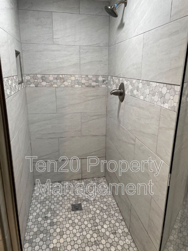 Building Photo - 3211 Maricopa Dr