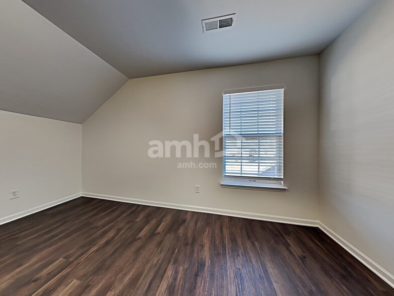 Building Photo - 2414 Thoreau St