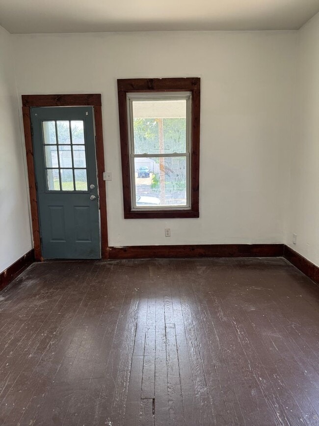 Building Photo - 2 Bedroom 1 Bath Home $1000.00