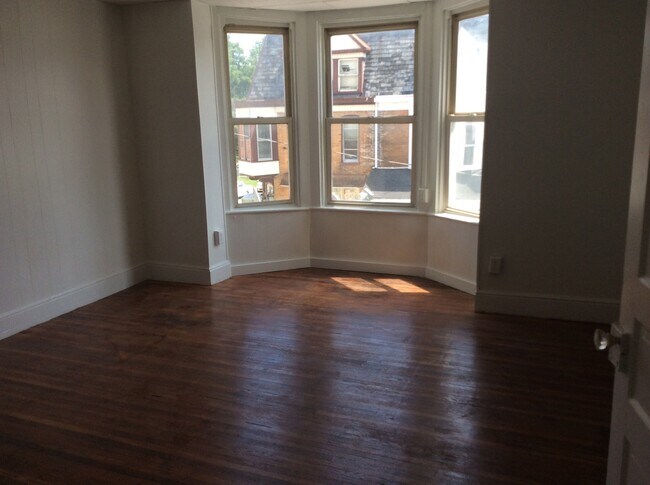 Building Photo - 3 Bedroom 1 Bath 2nd/3rd Floor Apartment-York City SD
