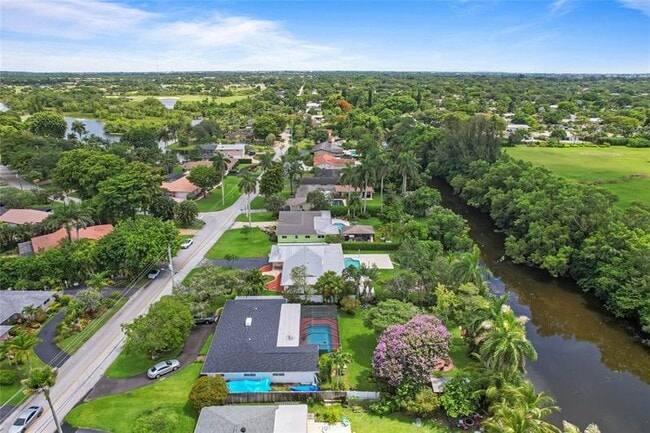 Building Photo - 1120 E Tropical Way