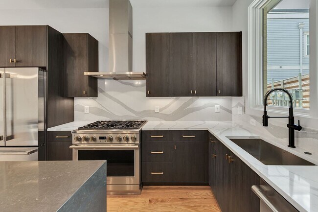 Building Photo - Stunning Salemtown Townhome With Fenced In Yard