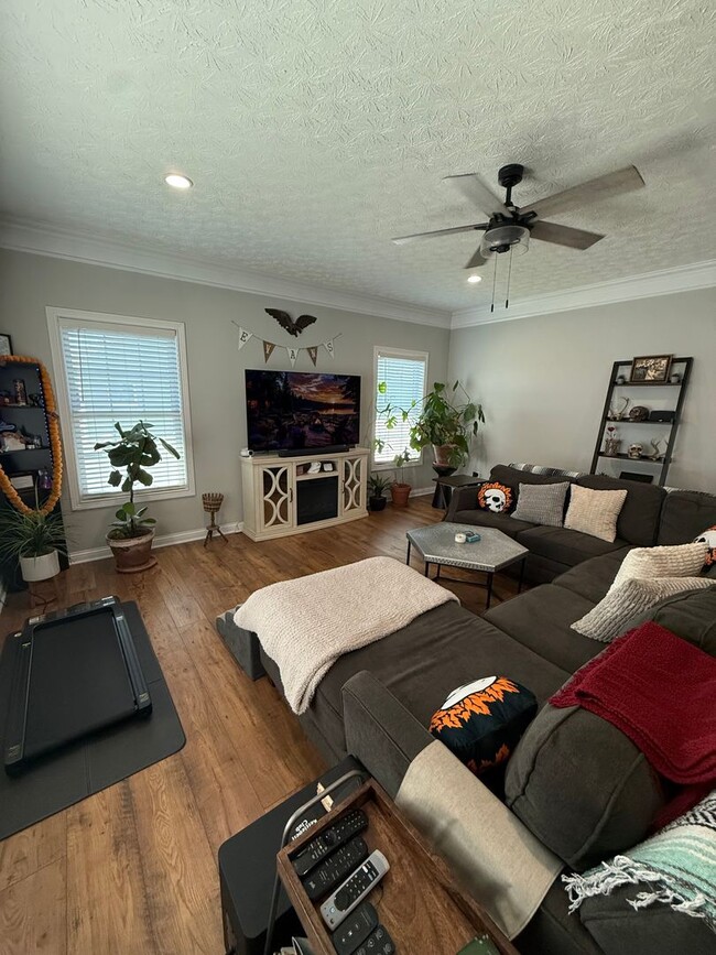 Building Photo - 128 Aiden Ln