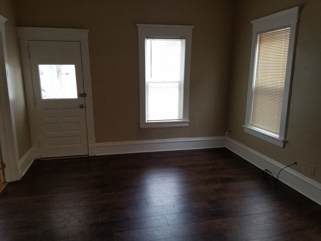 Building Photo - 3 bedroom 1 bath house