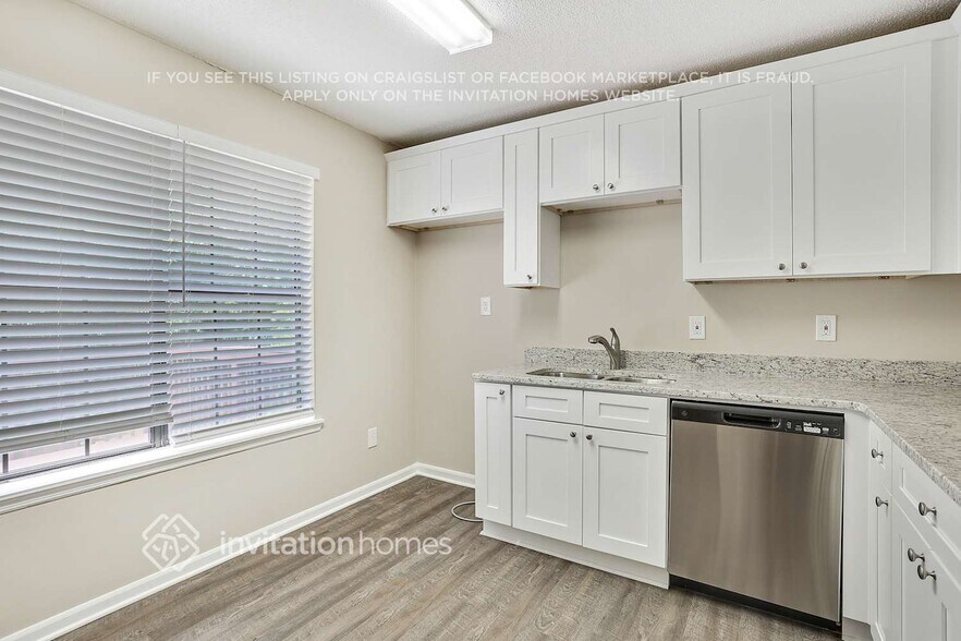 Building Photo - 832 Post Rd Cir