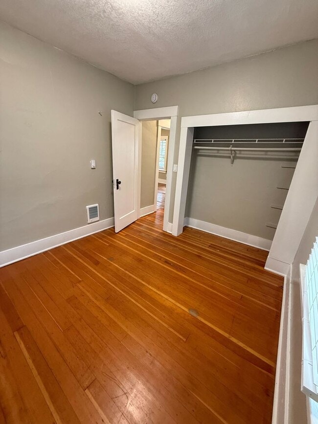 Building Photo - Updated 2Bd/1Ba in Desirable Camas Area!