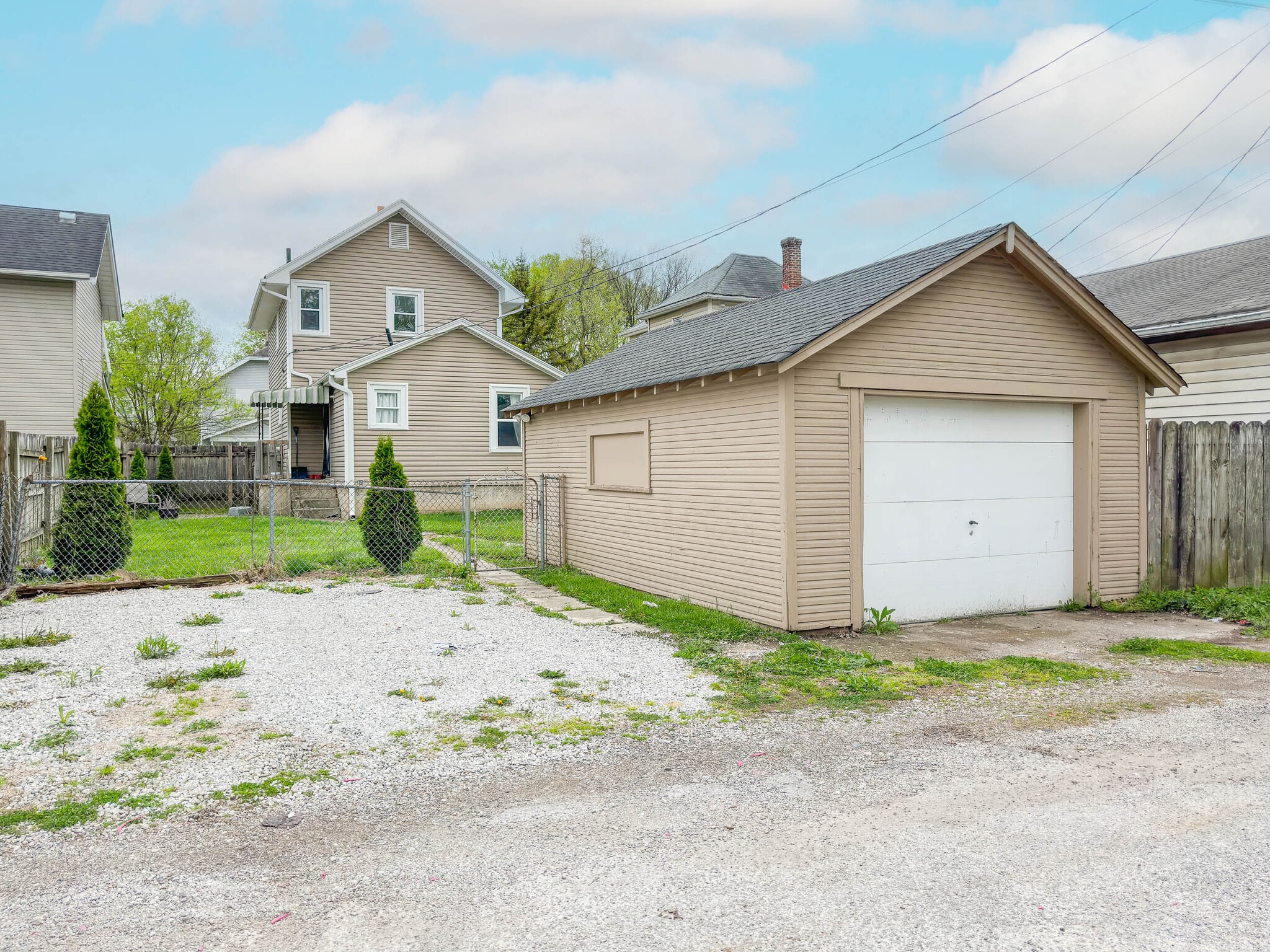 Parking pad and one car garage - 662 Southwood Avenue