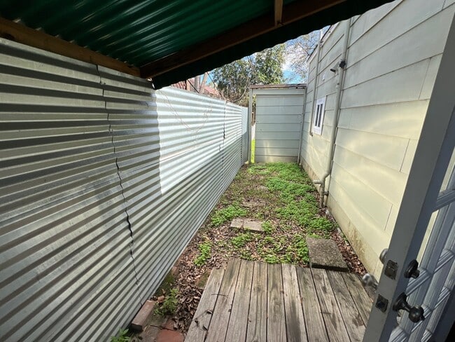 Building Photo - 627 E 14th St