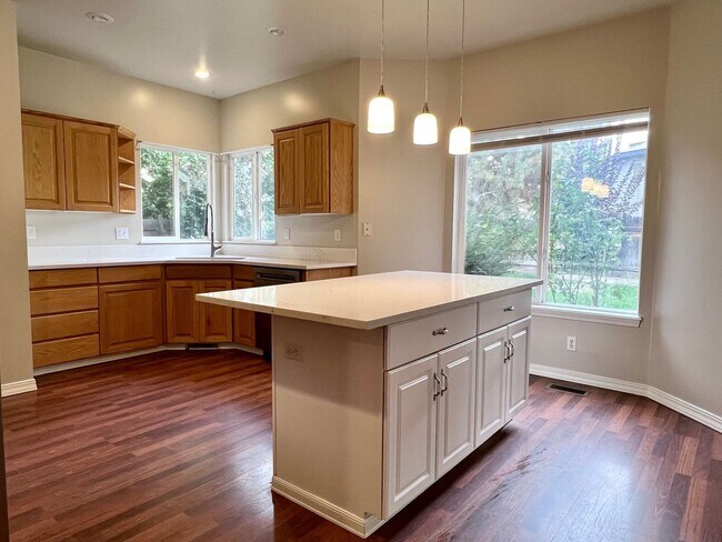 Building Photo - Beautiful 5bd 3ba home on corner lot, Edge...