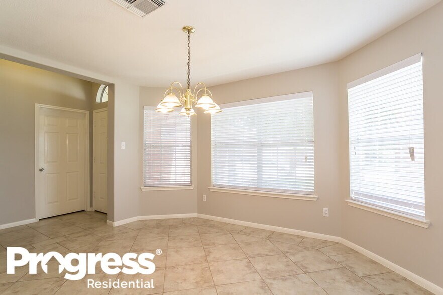 Building Photo - 2447 Halstead Dr