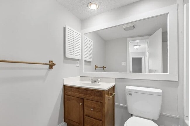 Building Photo - Welcome to this charming 2-bedroom, 1.5-ba...