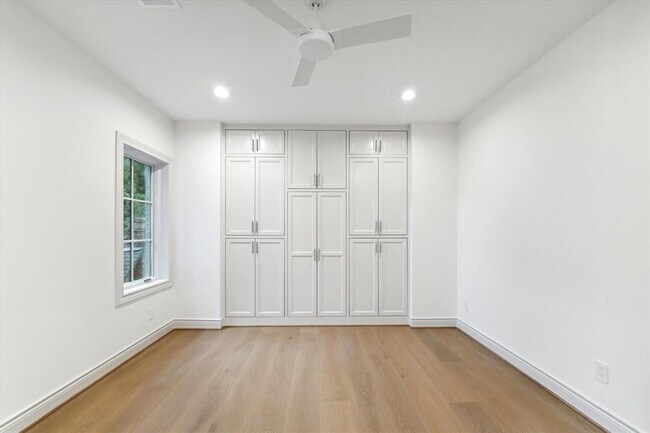 Building Photo - 2214 Bartlett St