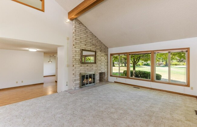 Building Photo - Prime Charbonneau Golf Community Location! 2 Bed, 2.5 Bath + Den, A/C, Washer/Dryer and Garage