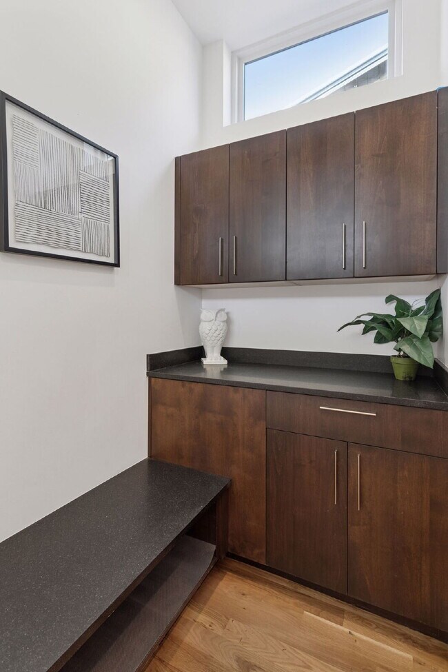 Building Photo - Spacious 5-Bed / 4-Bath home in LoHi for rent