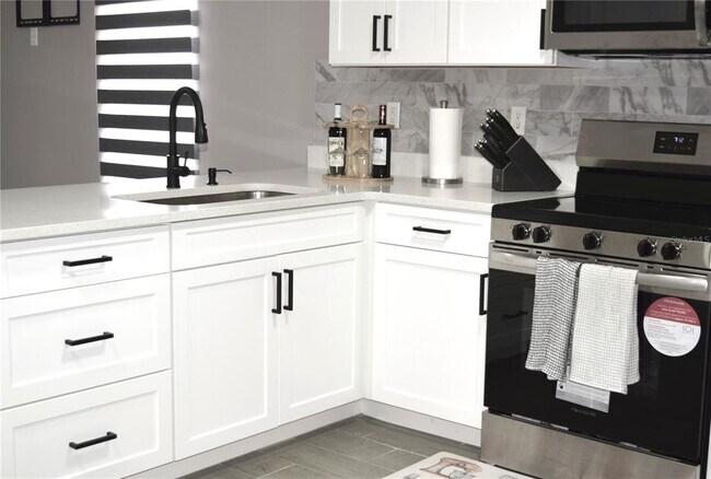 Building Photo - 15731 SE 72 Pl