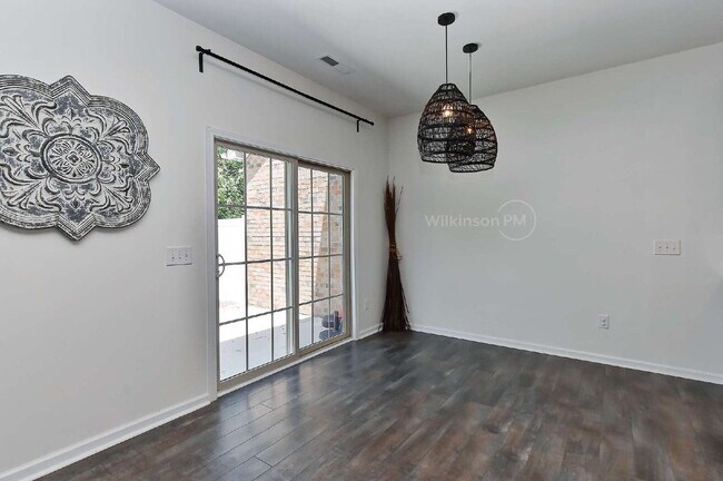 Building Photo - Beautiful 3BR/2.5BA Townhome in Desirable ...