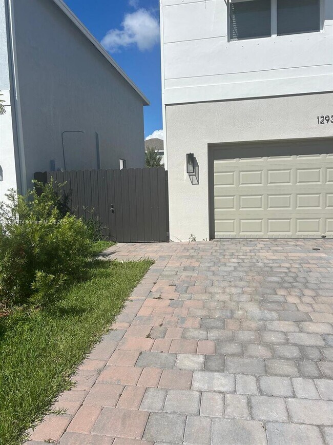 Building Photo - 12937 SW 265th Terrace