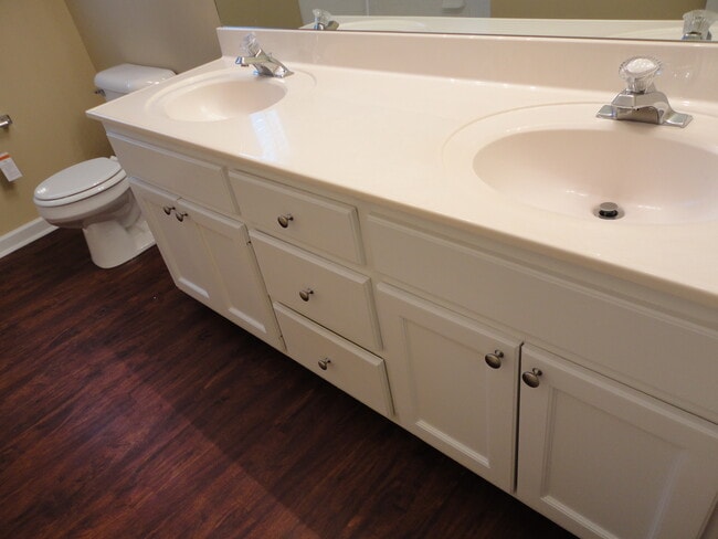 Building Photo - 2700 Kingstream Way SW