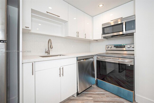 Building Photo - 801 Brickell Bay Dr