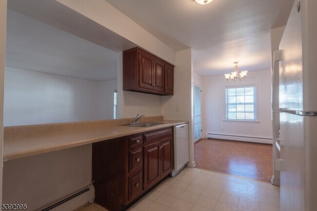 Building Photo - 135 S Maple Ave