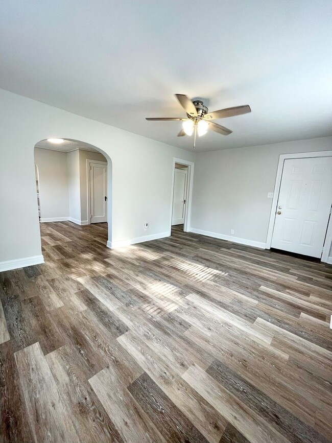 Building Photo - 2 Living Area's & 2 Car Garage - Near MSU,...