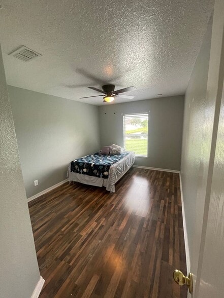 Building Photo - 5906 Diamond Ct