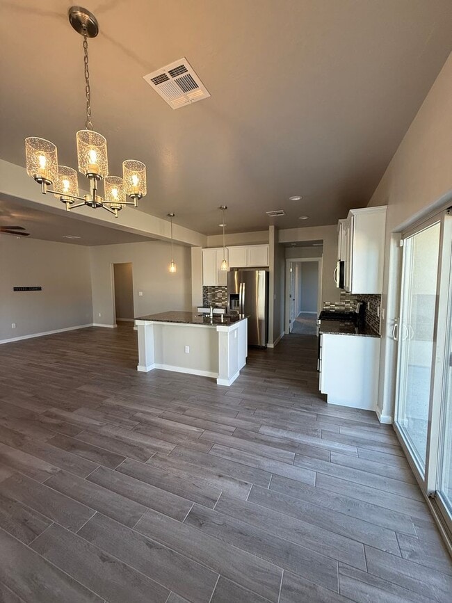 Building Photo - Modern 3 Bed, 2 Bath Home