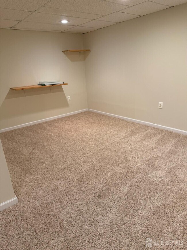 Building Photo - 1301 Dahlia Cir