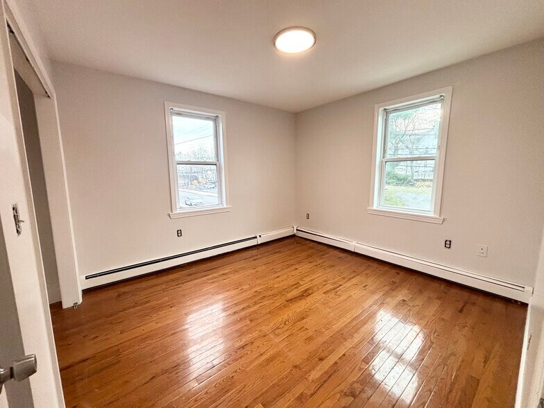 Building Photo - 35 Madison St