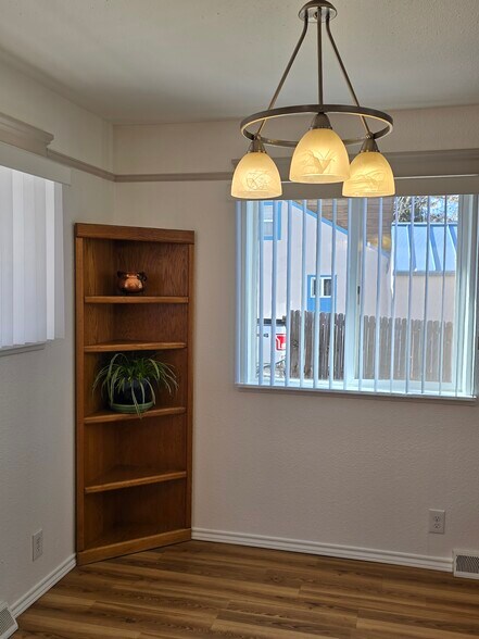 Bright, sunny dining area - 12103 Viewpoint Dr