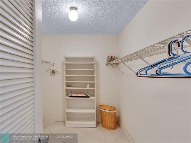 Building Photo - 1150 Hillsboro Mile-