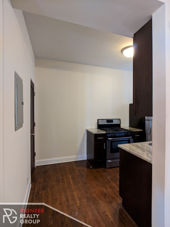 Building Photo - 857 W Cornelia Ave