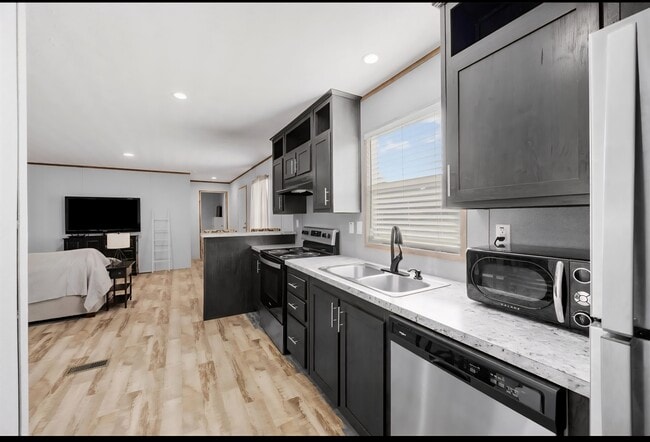 Building Photo - 2020 Pine Rd