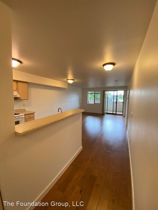 Building Photo - 9400 Roosevelt Way NE