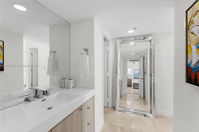 Building Photo - 520 Brickell Key Dr