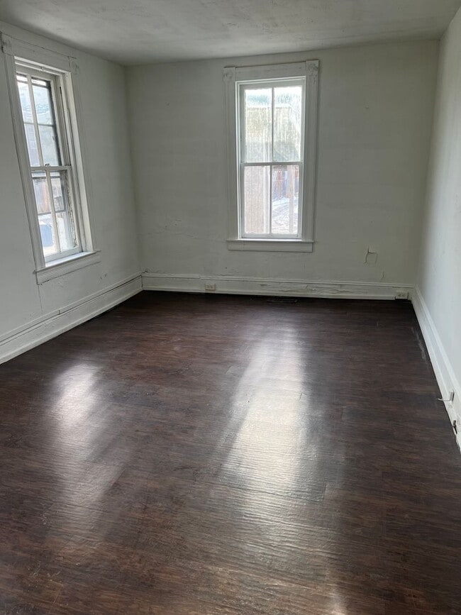 Building Photo - First-Floor Apartment **MOVE-IN SPECIAL: 1 Month FREE **