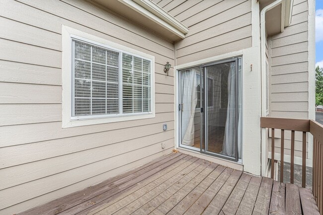 Building Photo - Light & Bright End Unit Townhouse