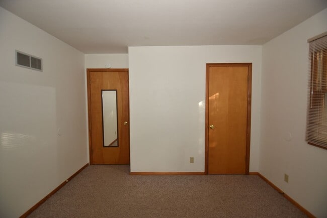 Building Photo - Mishawaka- 3 bedroom Country living near the Main Street Shopping and Edison Lakes business distr...