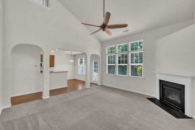 Building Photo - 3 Bedroom Townhome with 2 Car Garage in He...