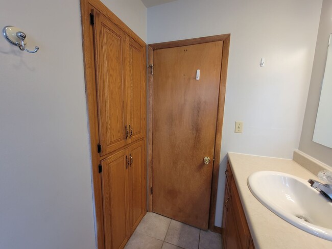 Building Photo - 4 Bed 2 Bath house for Rent!