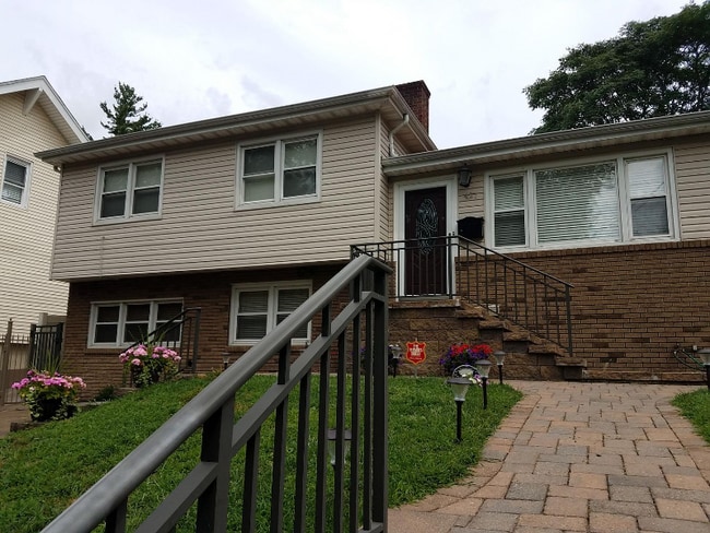 Building Photo - 427 Lake St